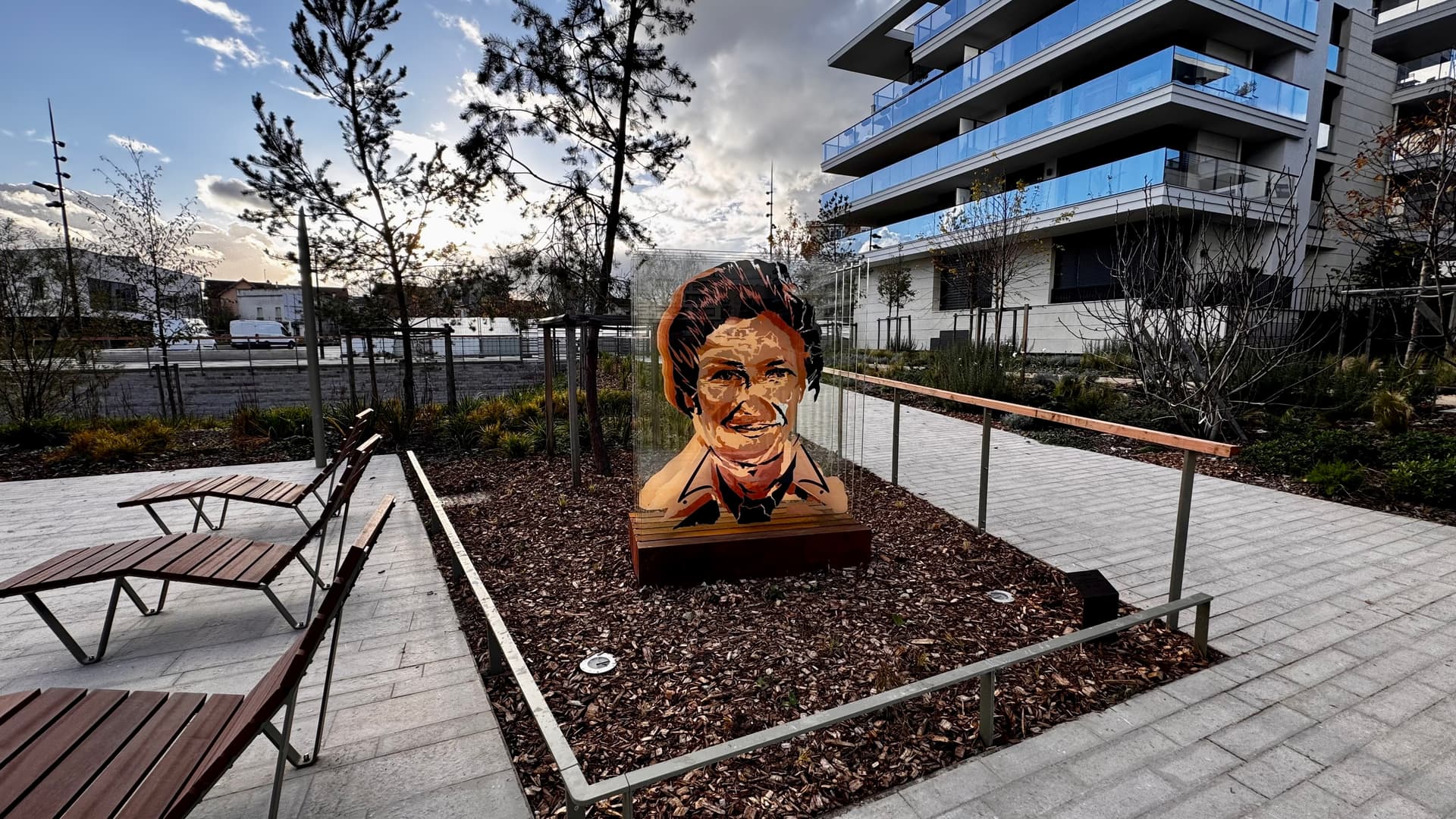 Oeuvre artistique représentant Simone Veil réalisée par Raf Urban sur le Jardin des Facultés à Saint-Maur-des-Fossés